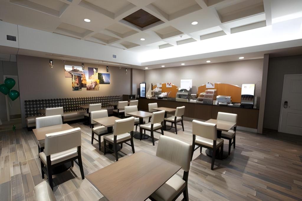 Holiday Inn Express Fargo SW I94 Medical Center an IHG Hotel - image 2