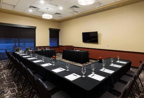 ClubHouse Hotel & Suites Fargo - image 20