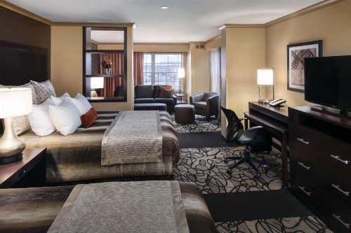 ClubHouse Hotel & Suites Fargo - image 3