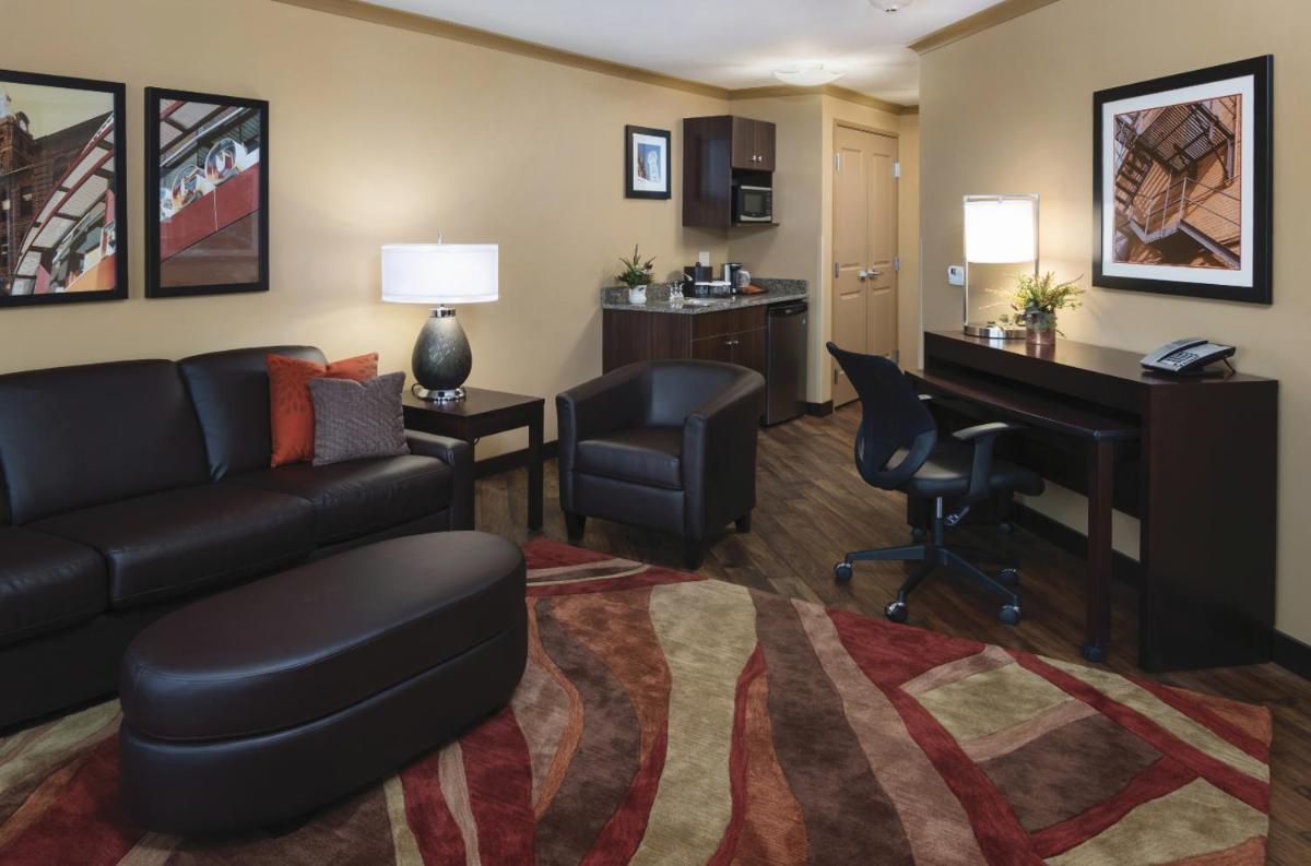 ClubHouse Hotel & Suites Fargo - image 6