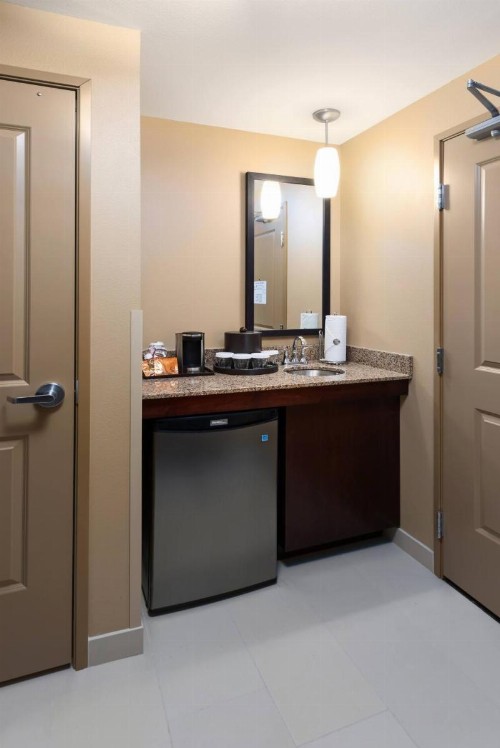 ClubHouse Hotel & Suites Fargo - image 7