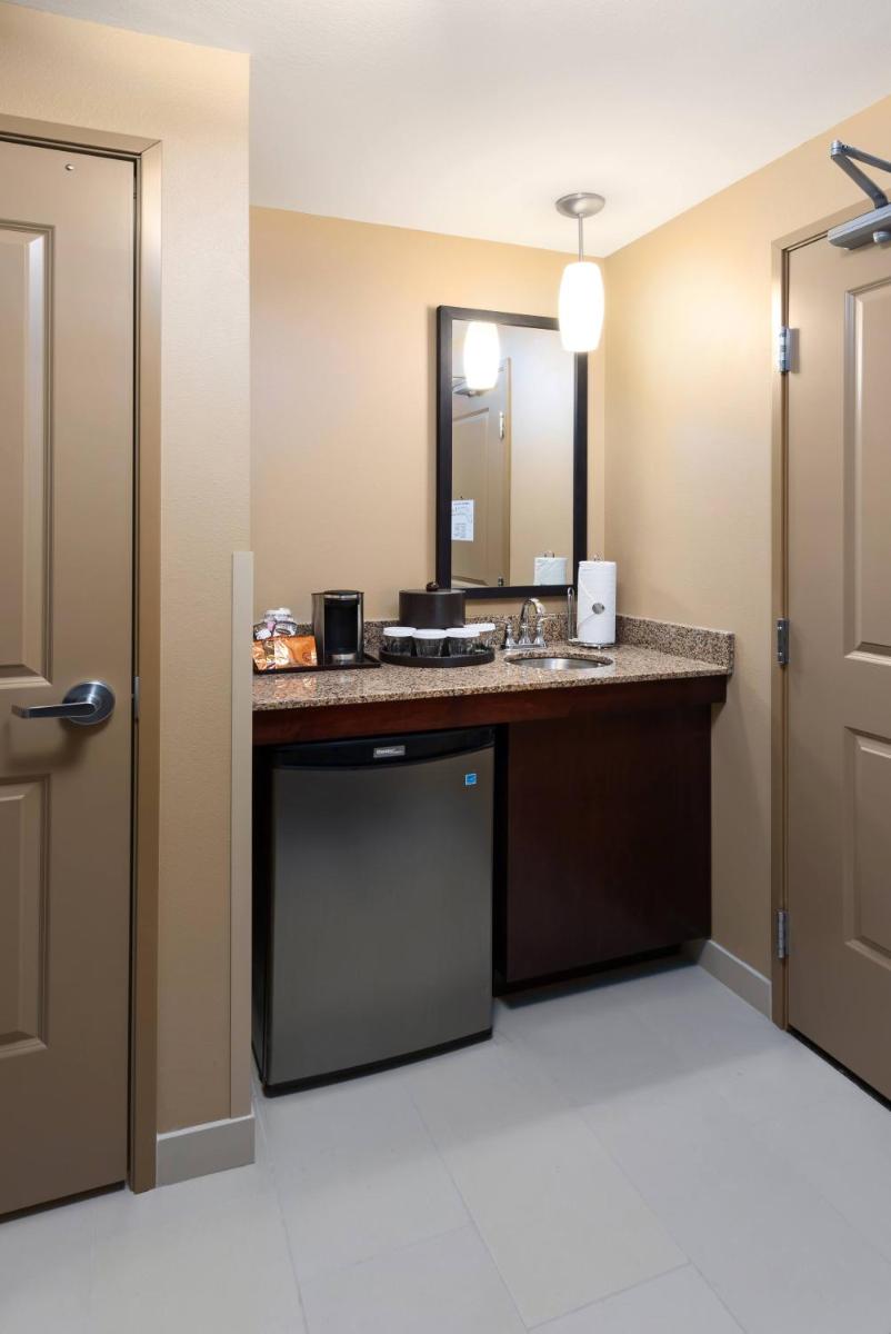 ClubHouse Hotel & Suites Fargo - image 7