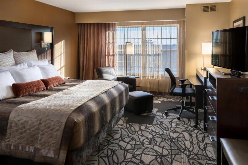 ClubHouse Hotel & Suites Fargo - image 9