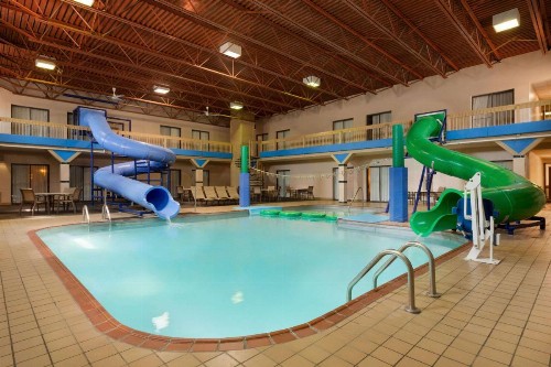Ramada by Wyndham Fargo - image 1