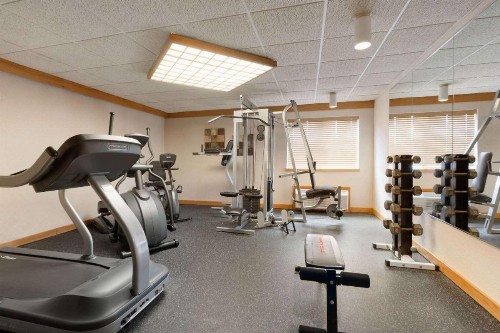 Ramada by Wyndham Fargo - image 12