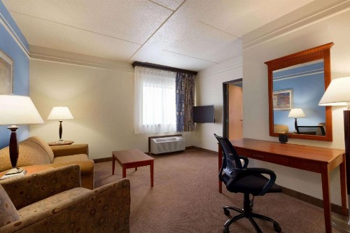 Ramada by Wyndham Fargo - image 17