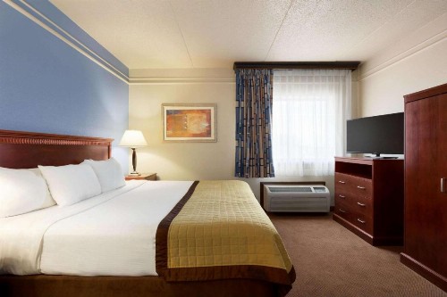Ramada by Wyndham Fargo - image 23