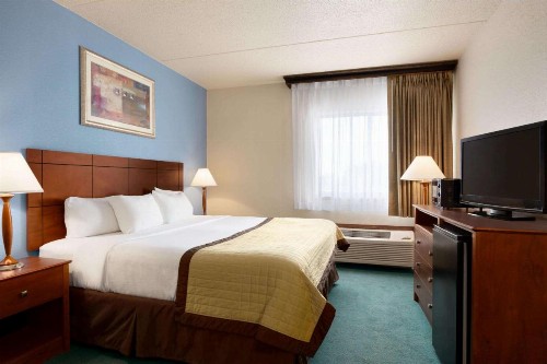 Ramada by Wyndham Fargo - image 34