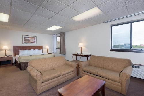 Ramada by Wyndham Fargo - image 36