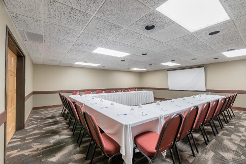 Ramada by Wyndham Fargo - image 39