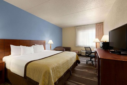 Ramada by Wyndham Fargo - image 4