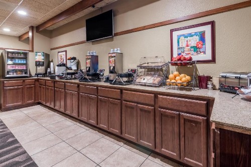 Ramada by Wyndham Fargo - image 41