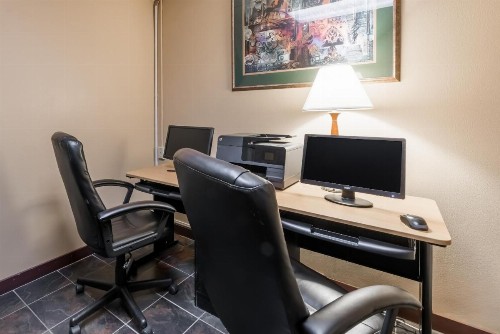 Ramada by Wyndham Fargo - image 5