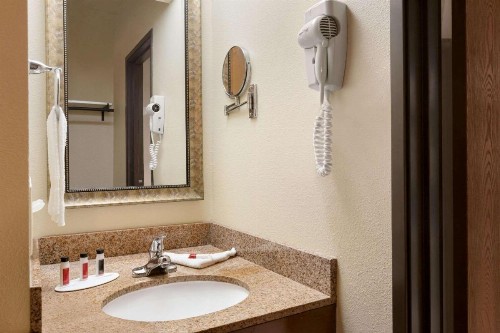 Ramada by Wyndham Fargo - image 6