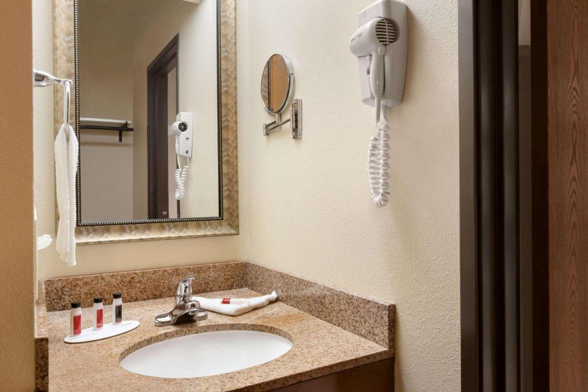 Ramada by Wyndham Fargo - image 6