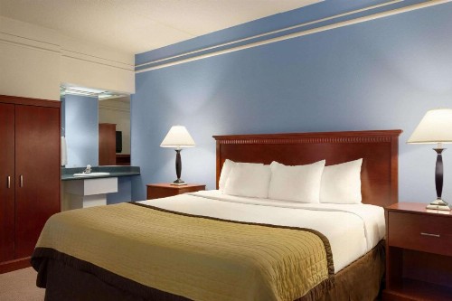 Ramada by Wyndham Fargo - image 7