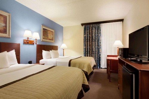 Ramada by Wyndham Fargo - image 9