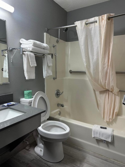 Americas Best Value Inn Fargo - image 27