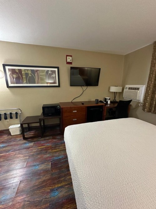 Americas Best Value Inn Fargo - image 35