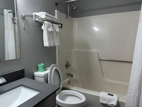 Americas Best Value Inn Fargo - image 40