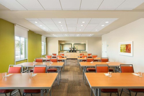 Home2 Suites by Hilton Farmington/Bloomfield - image 2