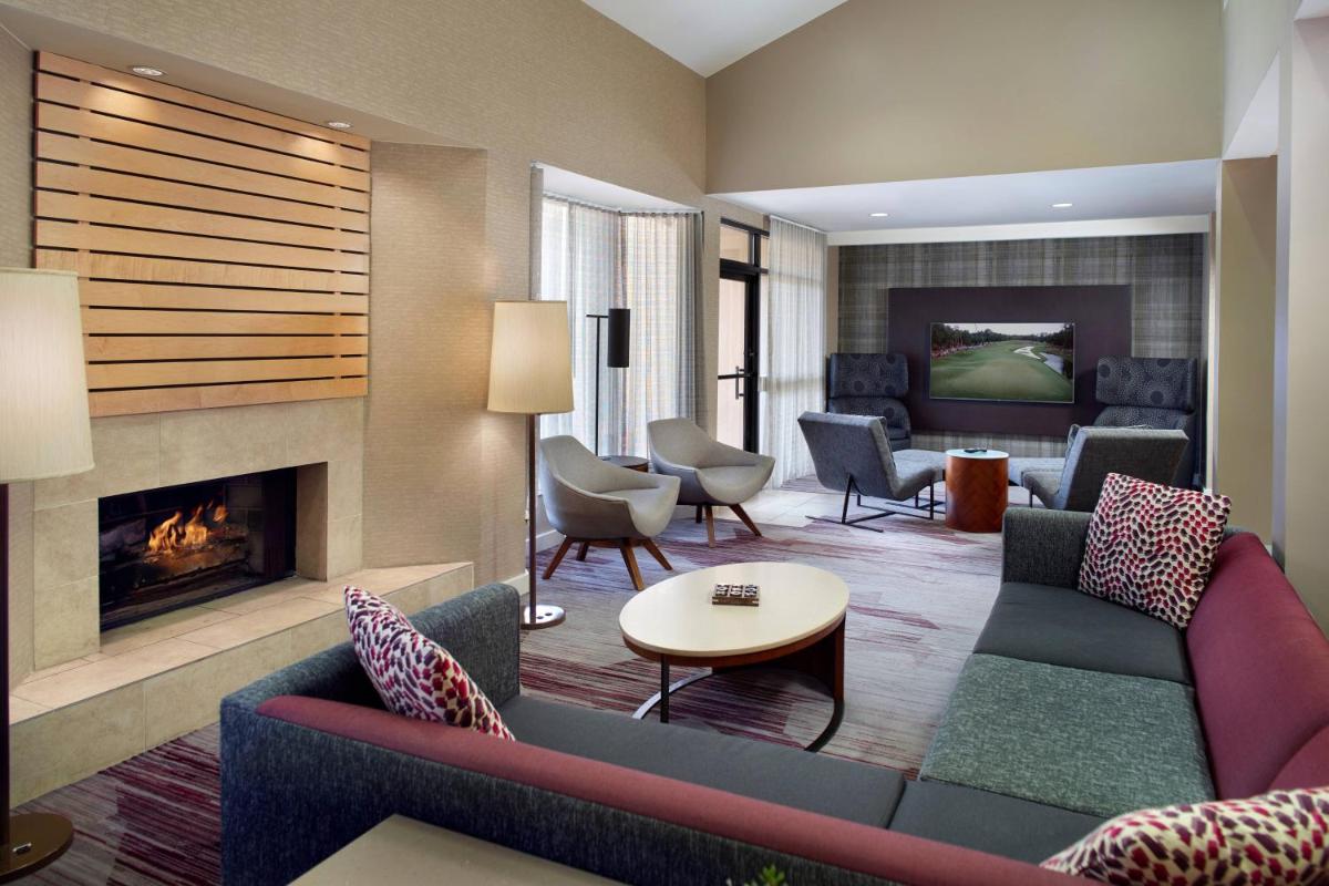 Courtyard by Marriott Fayetteville - image 2