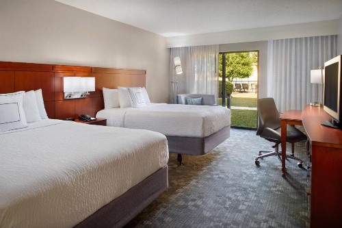 Courtyard by Marriott Fayetteville - image 3