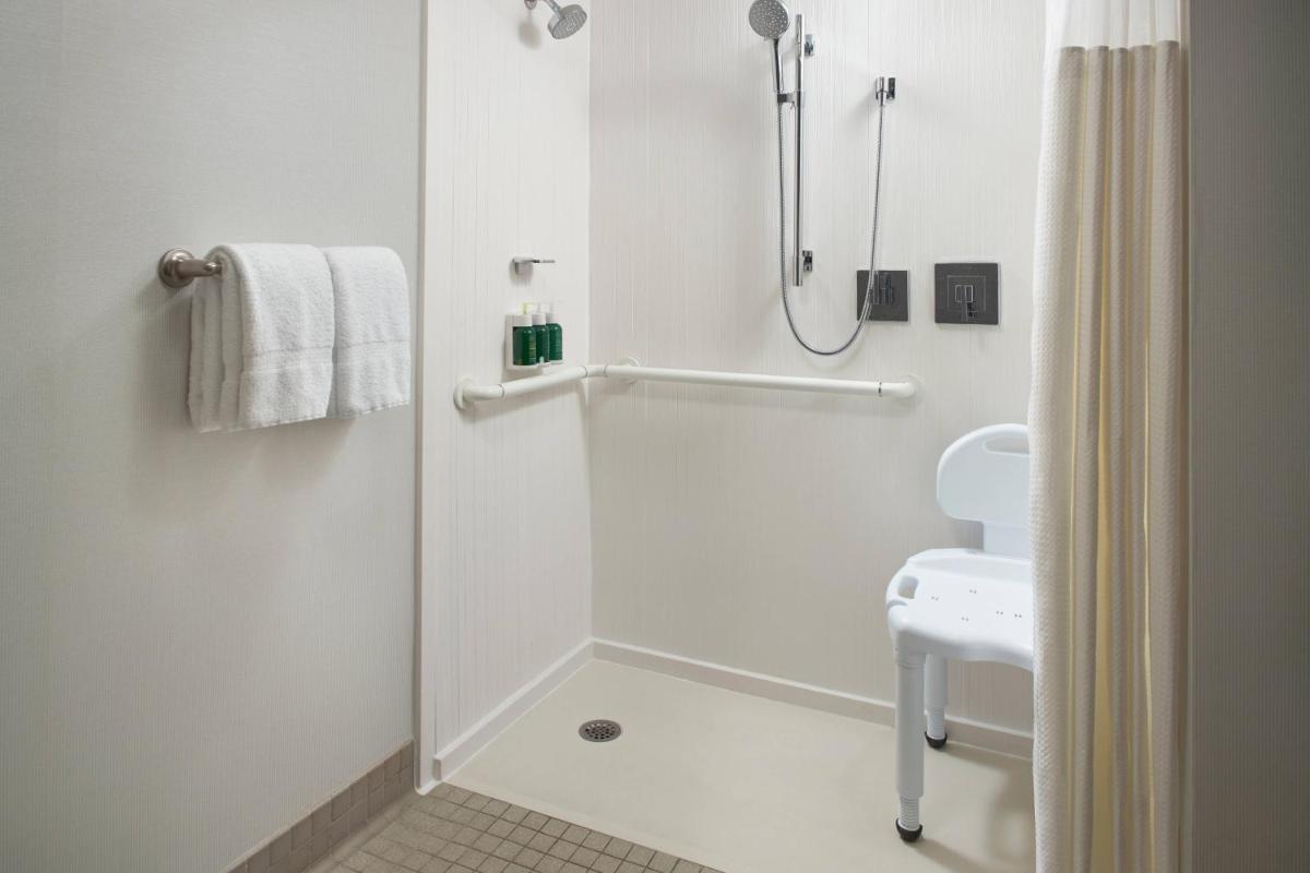 Courtyard by Marriott Fayetteville - image 5