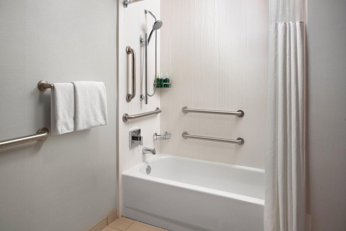 Courtyard by Marriott Fayetteville - image 6