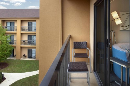 Courtyard by Marriott Fayetteville - image 9