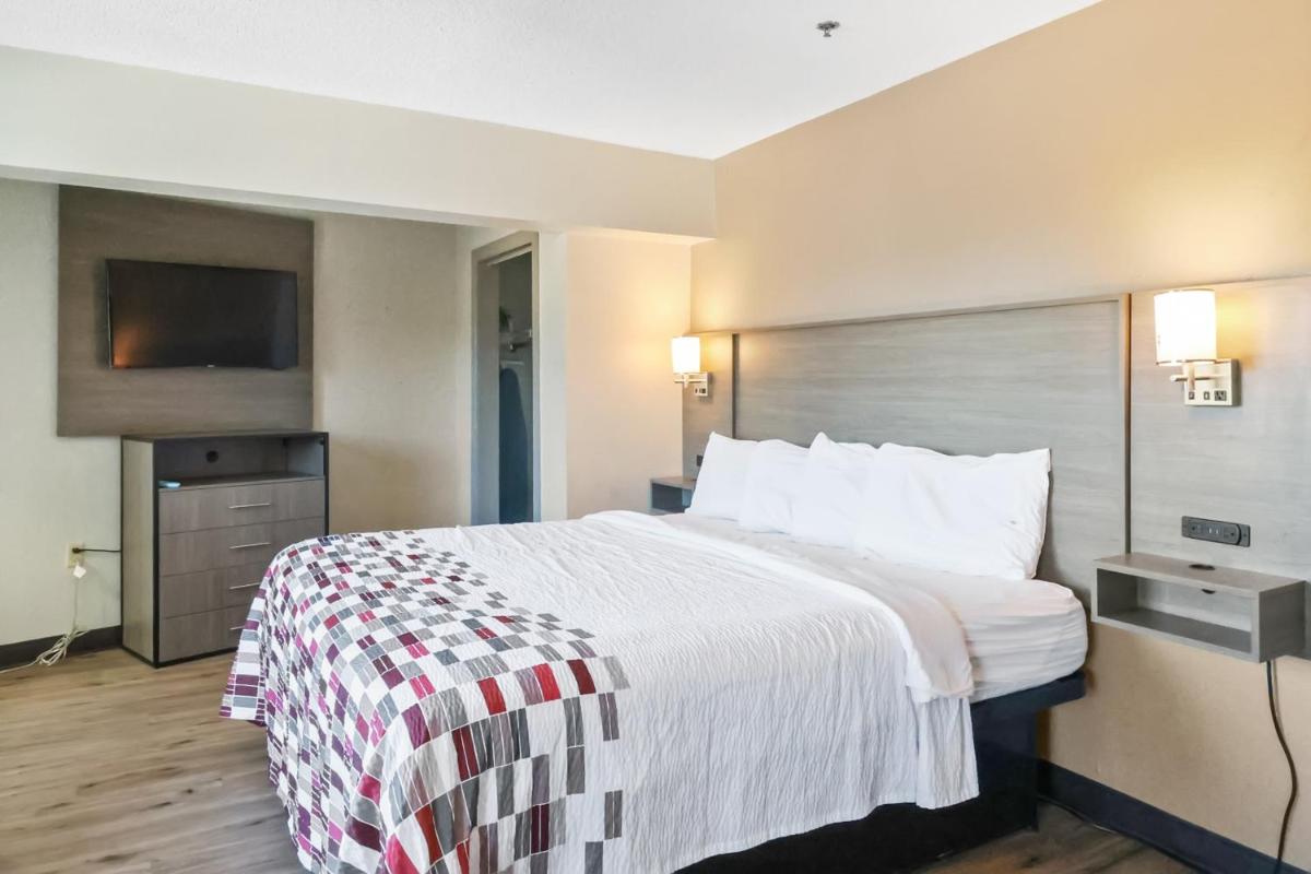 Red Roof Inn & Suites Fayetteville-Fort Bragg - image 2