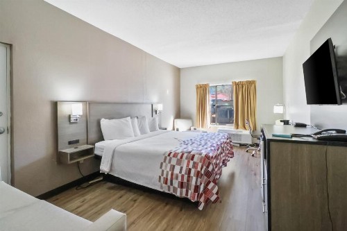 Red Roof Inn & Suites Fayetteville-Fort Bragg - image 24