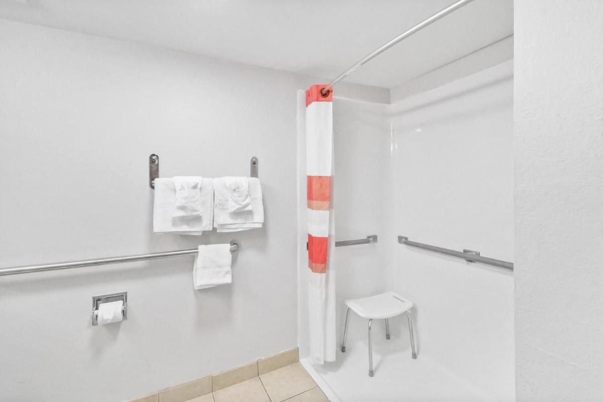 Red Roof Inn & Suites Fayetteville-Fort Bragg - image 3