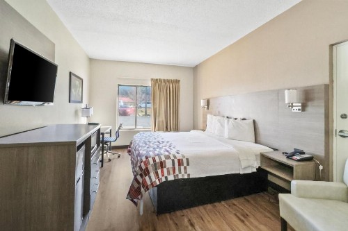 Red Roof Inn & Suites Fayetteville-Fort Bragg - image 4