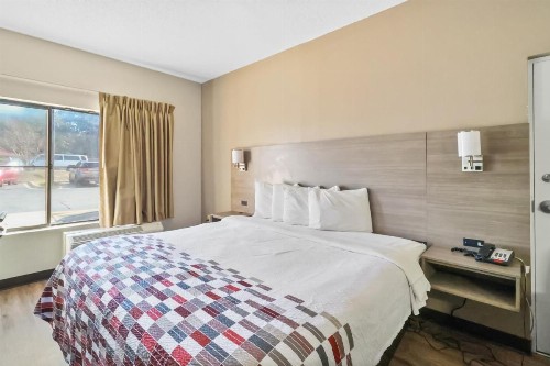 Red Roof Inn & Suites Fayetteville-Fort Bragg - image 6
