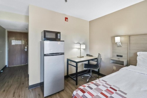 Red Roof Inn & Suites Fayetteville-Fort Bragg - image 9
