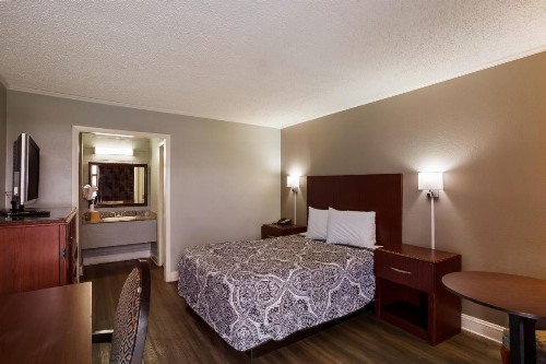 Knights Inn Fayetteville - Fort Bragg - image 2