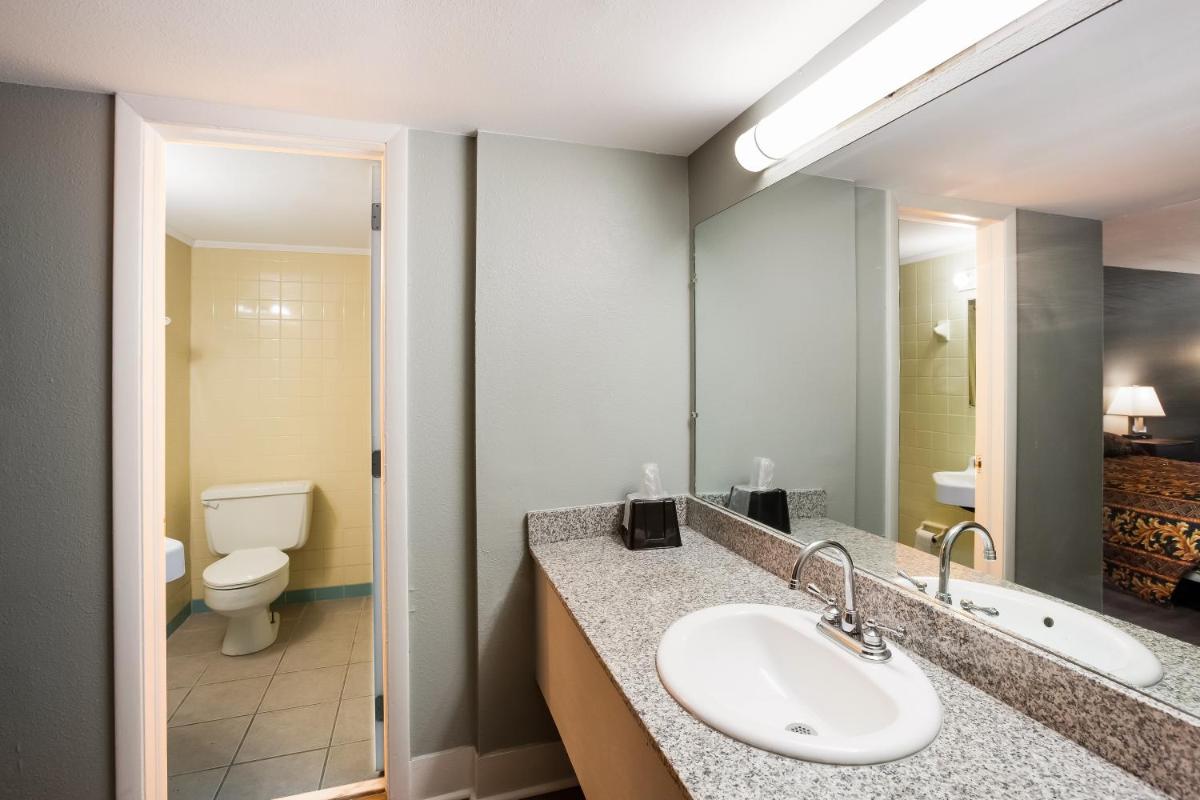Knights Inn Fayetteville - Fort Bragg - image 3