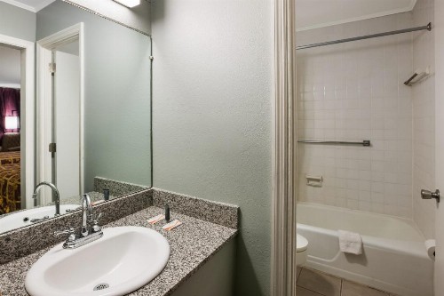 Knights Inn Fayetteville - Fort Bragg - image 4