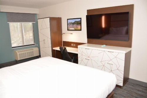 Holiday Inn Express Fayetteville - image 18