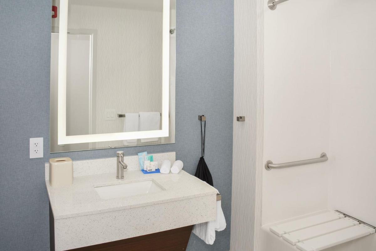 Holiday Inn Express Fayetteville - image 2