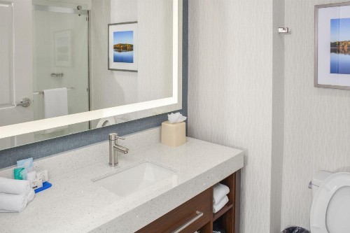 Holiday Inn Express Fayetteville - image 20
