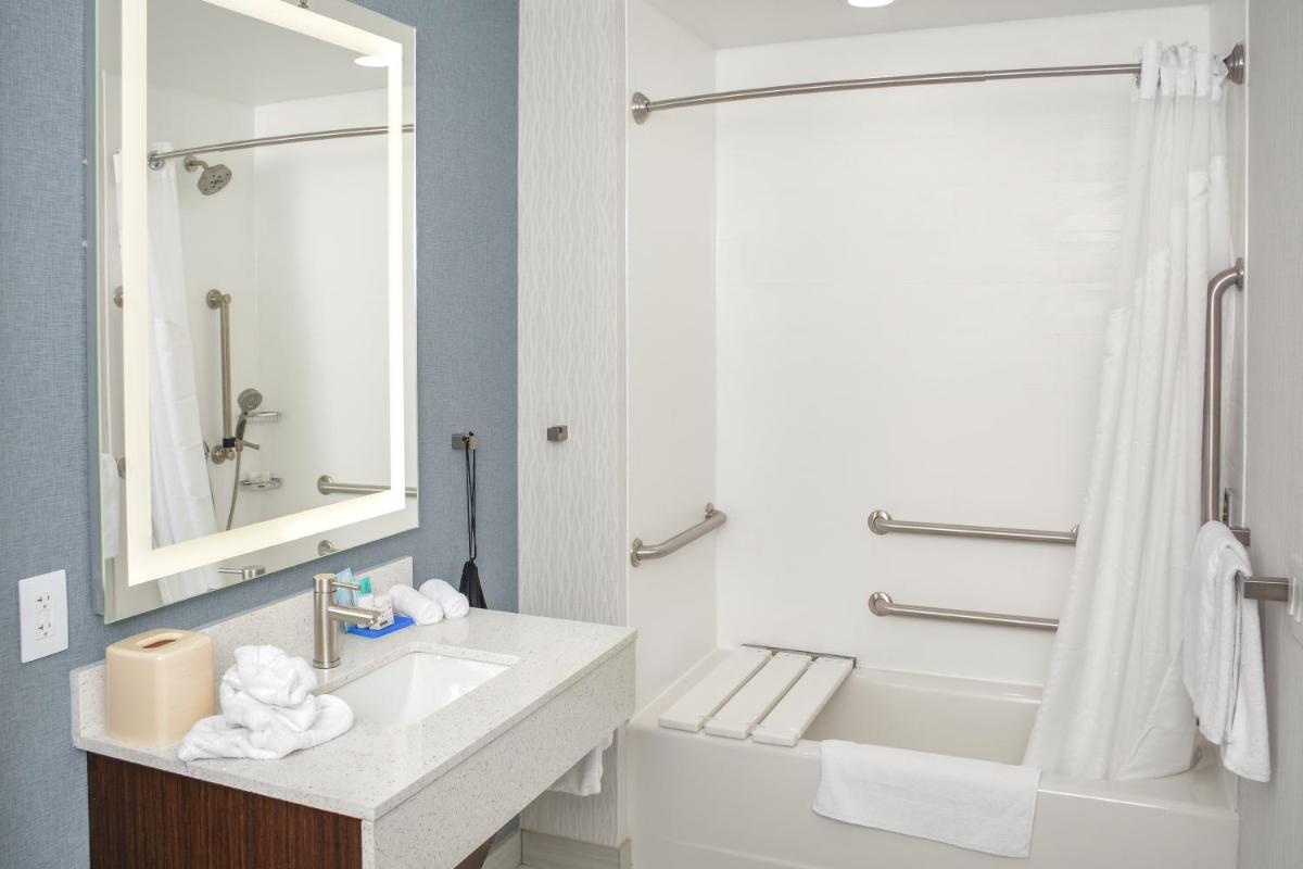 Holiday Inn Express Fayetteville - image 4