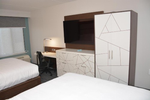 Holiday Inn Express Fayetteville - image 9