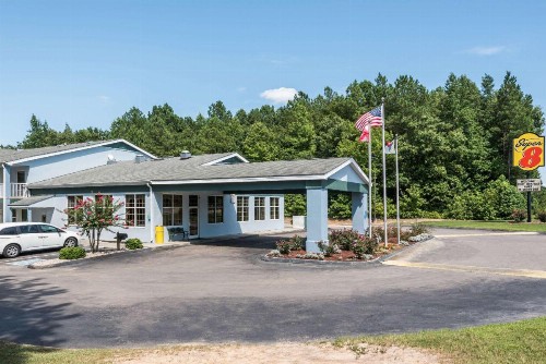 Super 8 by Wyndham Fayetteville - image 2