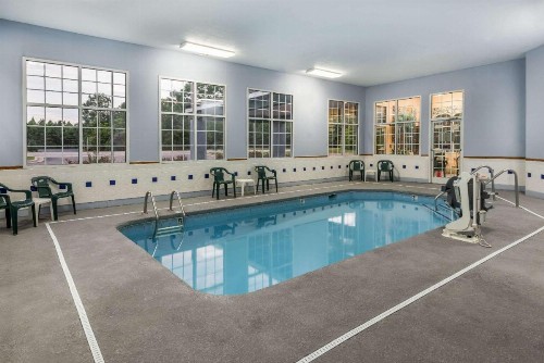 Super 8 by Wyndham Fayetteville - image 3