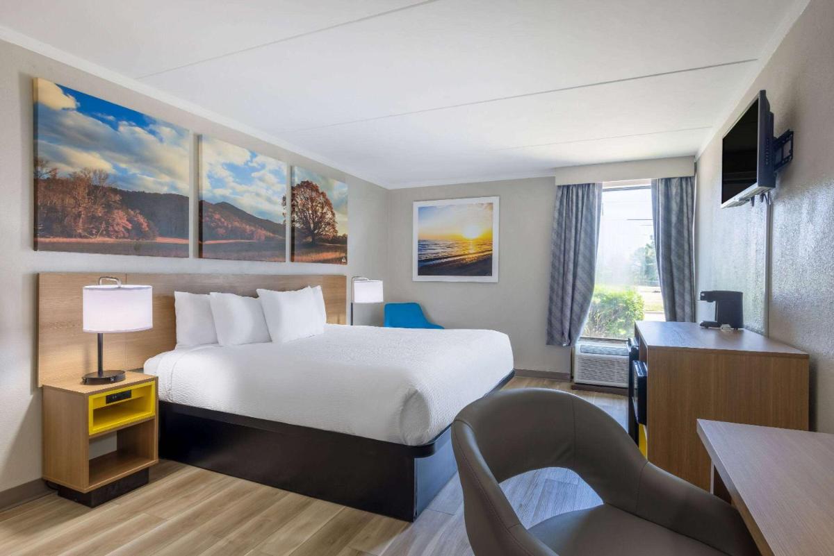 Days Inn & Suites by Wyndham Fort Bragg/Cross Creek Mall - main image