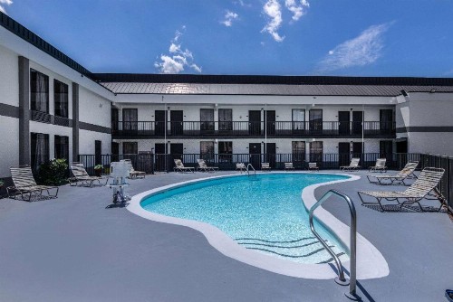 Days Inn & Suites by Wyndham Fort Bragg/Cross Creek Mall - image 11