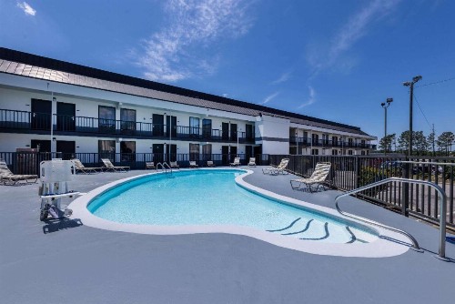 Days Inn & Suites by Wyndham Fort Bragg/Cross Creek Mall - image 12