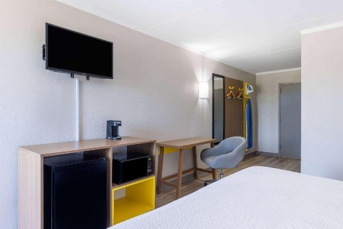 Days Inn & Suites by Wyndham Fort Bragg/Cross Creek Mall - image 15